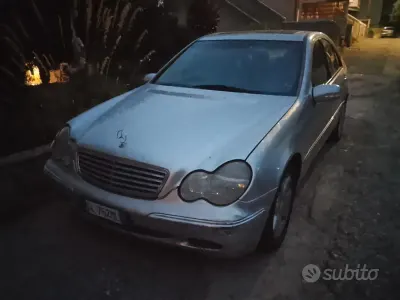 Usata Mercedes 220 150 CV (110 kW) 2004 Berlina