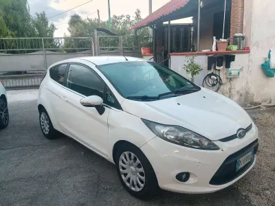 Usata Ford Fiesta 82 CV (60 kW) 2009 Bianco Berlina