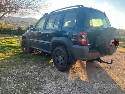 Usata Jeep Cherokee Sport 163 CV (119 kW) 2007 Blu SUV