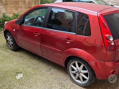 Usata Ford Fiesta 68 CV (50 kW) 2007 Rosso Berlina