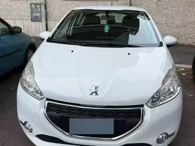 Usata Peugeot 208 82 CV (60 kW) 2015 Bianco Utilitaria