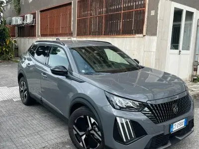 Usata Peugeot 2008 Allure 102 CV (75 kW) 2024 Grigio SUV