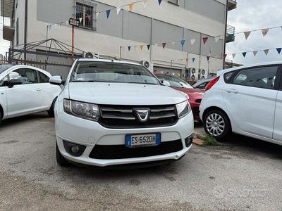 Usata Dacia Sandero Lauréate 75 CV (55 kW) 2014 Bianco Berlina