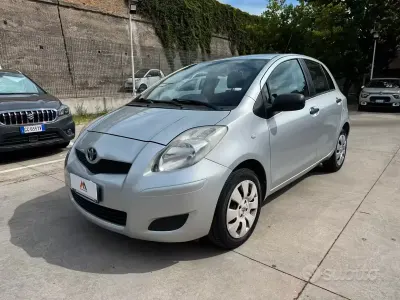 Usata Toyota Yaris Sol 69 CV (50 kW) 2010 Grigio Utilitaria