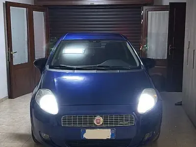 Usata Fiat Grande Punto 90 CV (66 kW) 2005 Bluazzurro Utilitaria