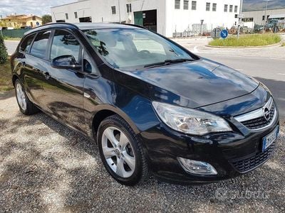Usata Opel Astra 110 CV (80 kW) 2012 Nero Berlina