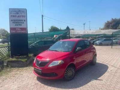 Usata Lancia Ypsilon Gold 69 CV (50 kW) 2018 Rosso Utilitaria