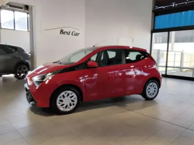 Usata Toyota Aygo Cool 72 CV (52 kW) 2020 Rosso Utilitaria