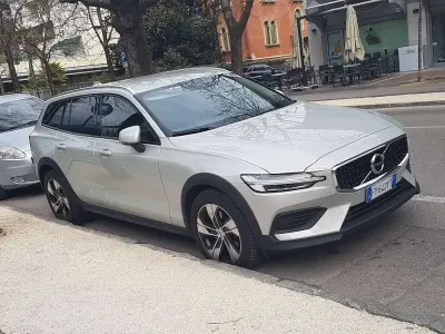 Usata Volvo V60 CC 197 CV (144 kW) 2021 Grigio Station wagon