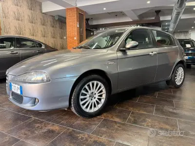 Begagnad Alfa Romeo 147 Exclusive 105 HK (77 kW) 2005 Grå Halvkombi
