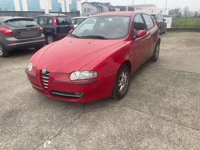 Usata Alfa Romeo 147 Distinctive 140 CV (102 kW) 2004 Rosso Utilitaria