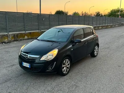 Usata Opel Corsa 95 CV (69 kW) 2012 Nero Utilitaria