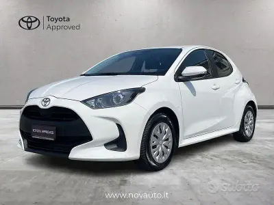 Usata Toyota Yaris Hybrid Active 116 CV (85 kW) 2024 Bianco Berlina