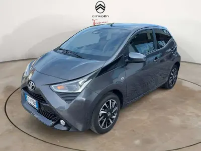 Usata Toyota Aygo Connect Style 72 CV (52 kW) 2021 Grigio Utilitaria