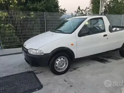 Usata Fiat Strada 63 CV (46 kW) 2001 Bianco Pick-up