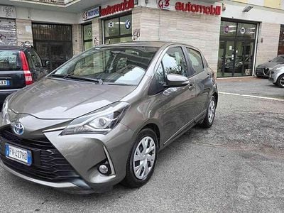 Usata Toyota Yaris Hybrid Cool 73 CV (53 kW) 2019 Grigio Berlina