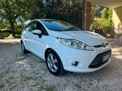 Usata Ford Fiesta 68 CV (50 kW) 2010 Bianco Berlina