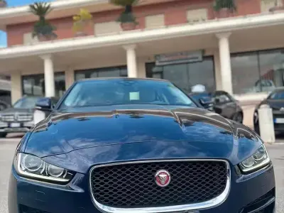 Usata Jaguar XE Business Edition 180 CV (132 kW) 2016 Blu Berlina