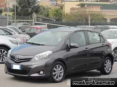 Begagnad Toyota Yaris Lounge 89 HK (65 kW) 2013 Grå Halvkombi