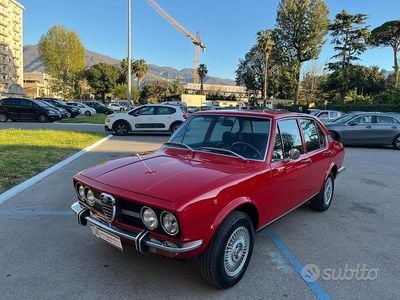 Begagnad Alfa Romeo Alfetta 122 HK (89 kW) 1970 Röd Sedan