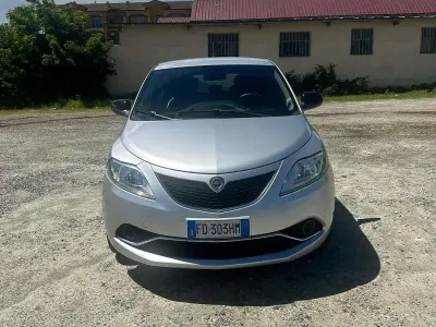 Usata Lancia Ypsilon Silver 69 CV (50 kW) 2016 Argento Utilitaria