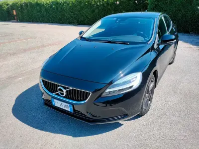 Usata Volvo V40 Momentum 120 CV (88 kW) 2017 Nero Berlina