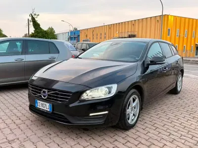 Usata Volvo V60 Kinetic 115 CV (84 kW) 2015 Nero Station wagon