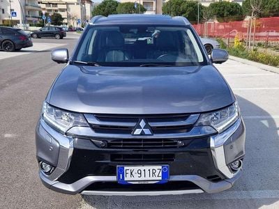 Usata Mitsubishi Outlander P-HEV Instyle 121 CV (88 kW) 2017 Grigio SUV