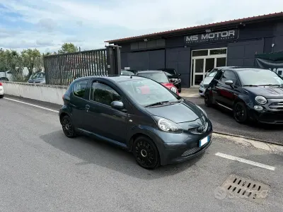 Begagnad Toyota Aygo 68 HK (50 kW) 2005 Grå Halvkombi
