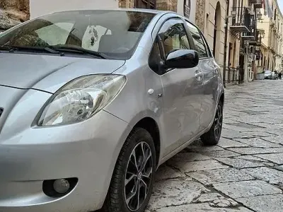 Usata Toyota Yaris 90 CV (66 kW) 2008 Grigio Utilitaria