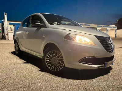 Usata Lancia Ypsilon Gold 86 CV (63 kW) 2012 Grigio Utilitaria