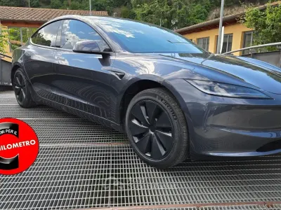 Usata Tesla Model 3 RWD 208 kW (284 CV) 2024 Gray Berlina
