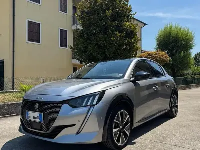 Usata Peugeot 208 GT 102 CV (75 kW) 2022 Grigio Utilitaria