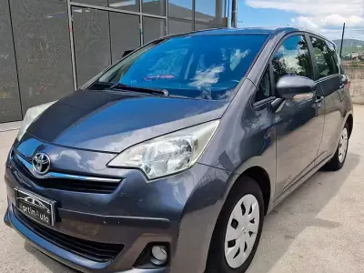 Usata Toyota Verso-S 99 CV (72 kW) 2011 Grigio Monovolume