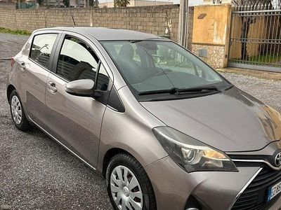 Usata Toyota Yaris 69 CV (50 kW) 2015 Marrone Utilitaria