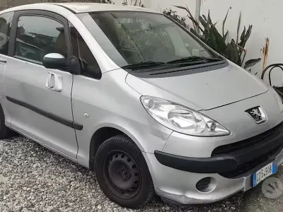 Usata Peugeot 1007 75 CV (55 kW) 2006 Grigio Monovolume