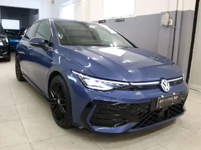 Usata VW Golf VIII R-line Plus 150 CV (110 kW) 2024 Artic race blue metallic Berlina