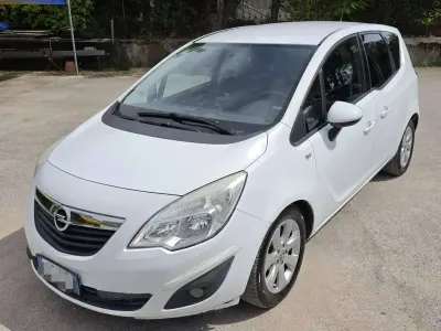 Begagnad Opel Meriva Cosmo 75 HK (55 kW) 2010 Vit Minibuss
