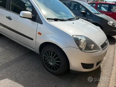 Usata Ford Fiesta 75 CV (55 kW) 2006 Grigio Utilitaria
