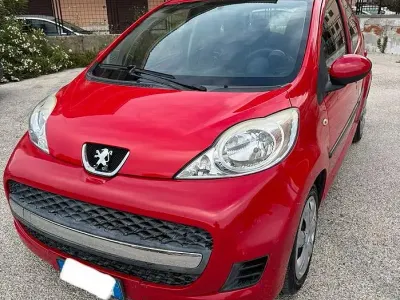 Usata Peugeot 107 68 CV (50 kW) 2009 Rosso Utilitaria