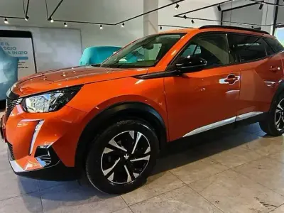 Usata Peugeot 2008 Allure 101 CV (74 kW) 2022 Arancione SUV