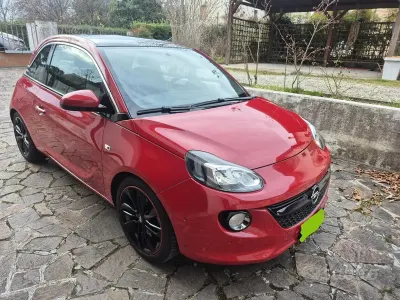 Usata Opel Adam Glam 101 CV (74 kW) 2014 Rosso Utilitaria