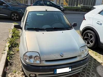 Usata Renault Clio II 58 CV (42 kW) 2001 Grigio Utilitaria