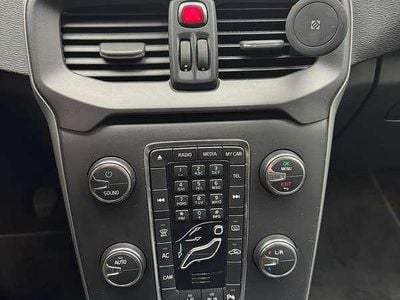 Usata Volvo V40 Momentum 114 CV (83 kW) 2013 Nero Berlina