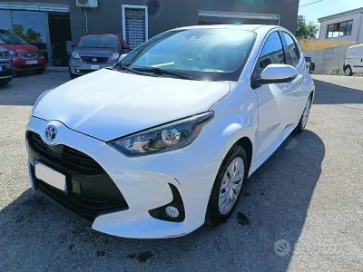 Usata Toyota Yaris Hybrid Lounge 92 CV (67 kW) 2022 Bianco Berlina
