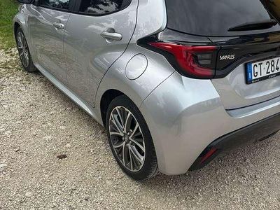 Usata Toyota Yaris Hybrid Lounge 92 CV (67 kW) 2024 Grigio Berlina