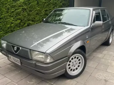 Usata Alfa Romeo 75 148 CV (108 kW) 1988 Grigio Berlina