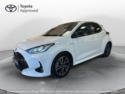 Begagnad Toyota Yaris Hybrid Lounge 115 HK (84 kW) 2021 Vit Halvkombi