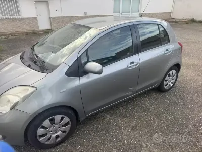 Usata Toyota Yaris 86 CV (63 kW) 2007 Grigio Utilitaria