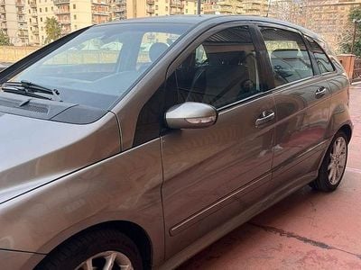 Usata Mercedes B200 140 CV (102 kW) 2006 Grigio Monovolume